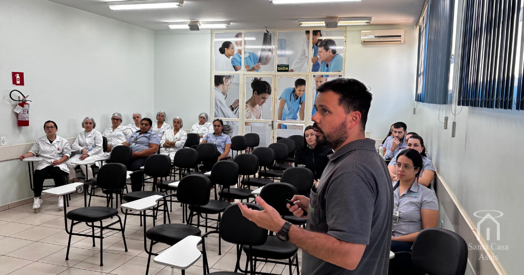 Colaboradores do AME Assis participam de palestra sobre Gerenciamento de Resíduos Infectantes
