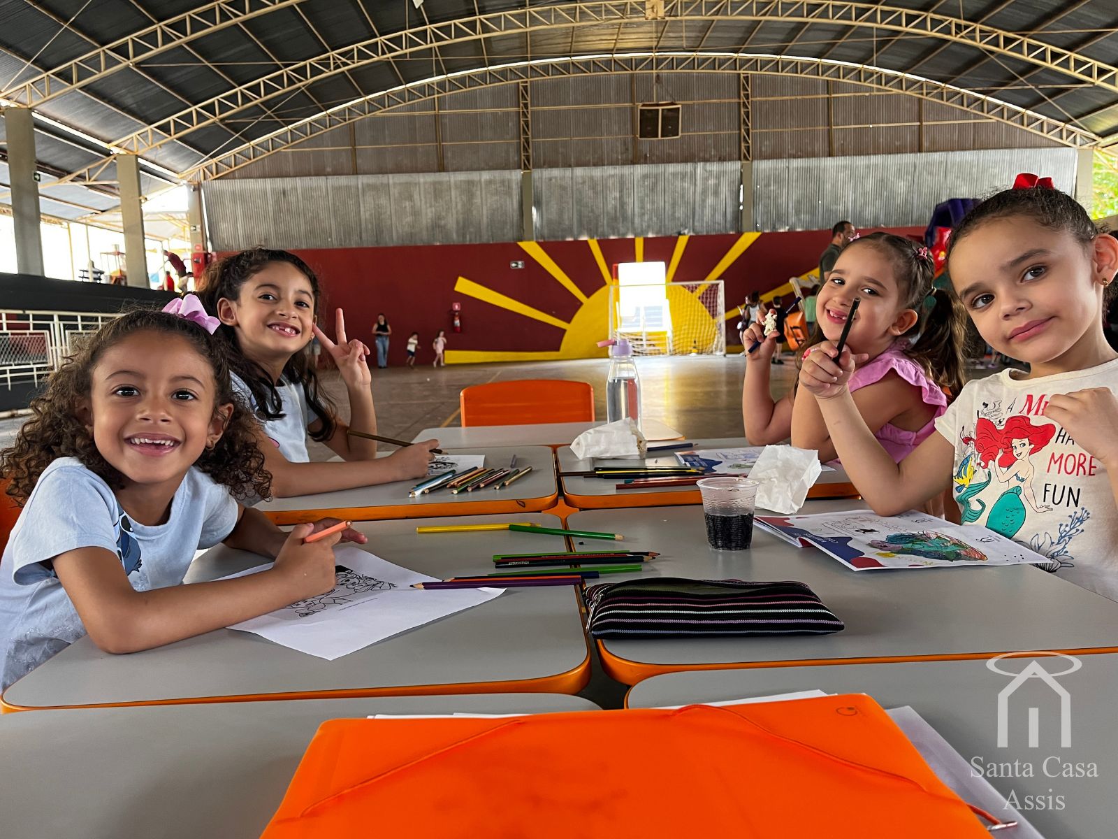 Tradicional festa do Dia das Crianças da Santa Casa de Assis proporciona alegria e diversão aos filhos dos colaboradores